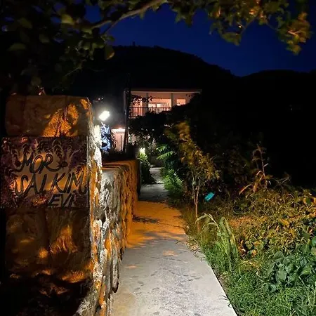Holiday home Butik Mor Salkim Evleri
