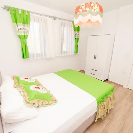 Holiday home Butik Mor Salkim Evleri
