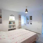 Holiday home Butik Mor Salkim Evleri