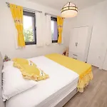 Holiday home Butik Mor Salkim Evleri